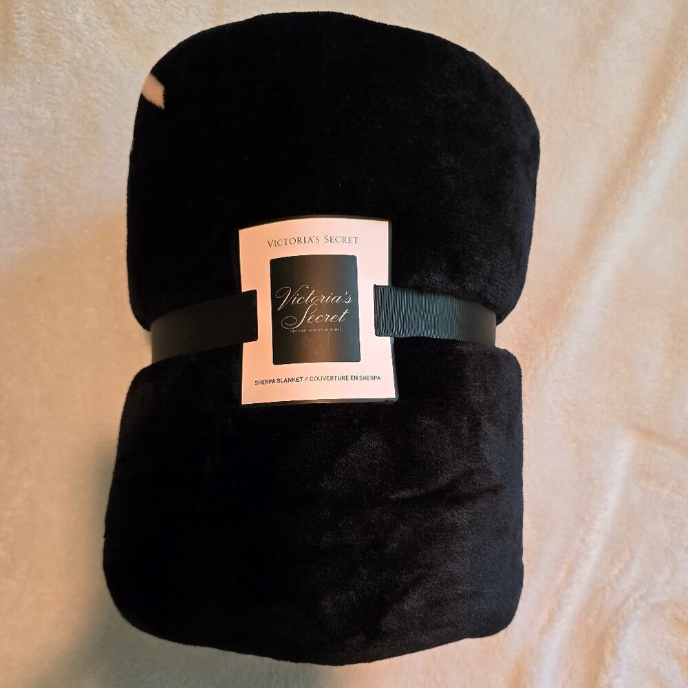 NWT Victoria's Secret Sherpa Blanket, Black & White